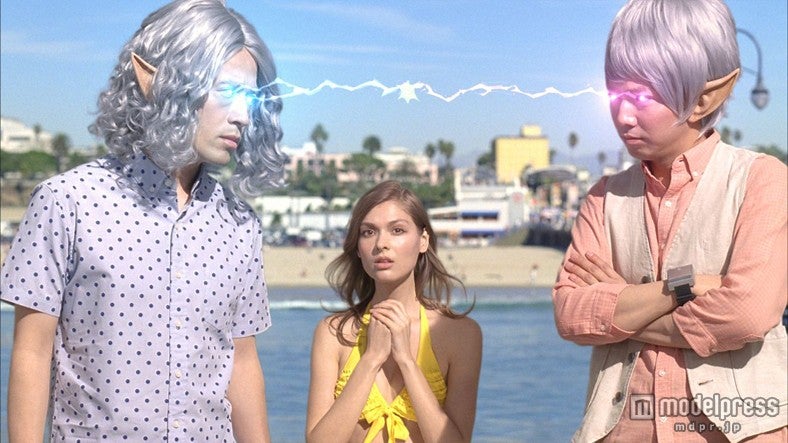 （左）又吉直樹（右）綾部祐二／「クロップドパンツピース星人L.A.ナンパ」篇