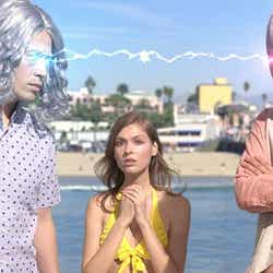 (左)又吉直樹(右)綾部祐二/「クロップドパンツピース星人L.A.ナンパ」篇