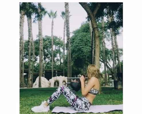 ローラ、ハードな筋トレメニュー公開 美腹筋・ストイックな姿に反響