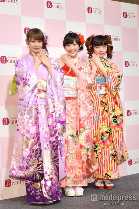 左から：永尾まりや、渡辺麻友、島崎遥香