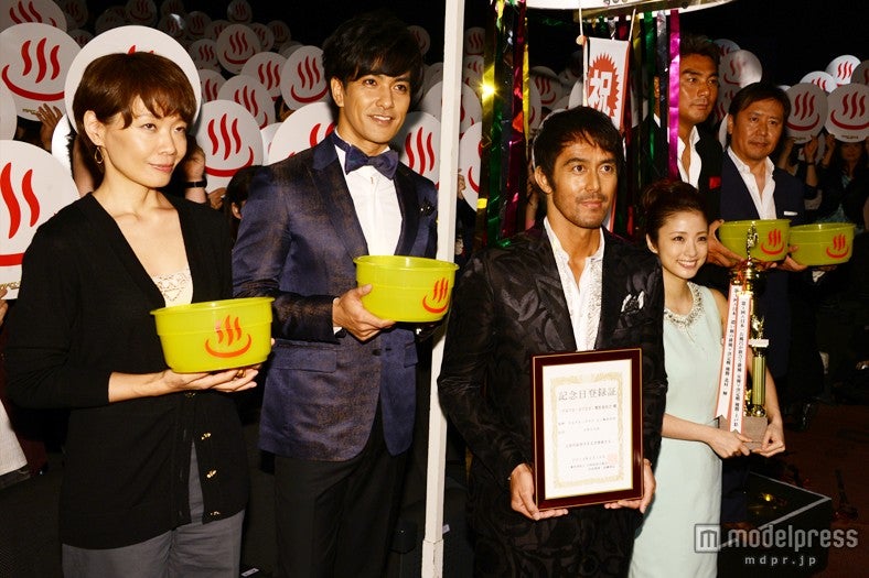 左から：ヤマザキマリ氏、北村一輝、阿部寛、上戸彩、宍戸開、武内英樹監督