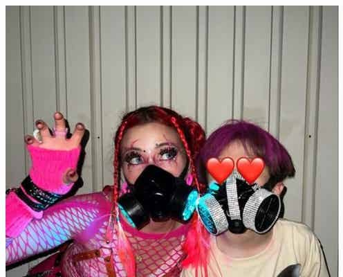 仲里依紗、息子とレディー・ガガライブ参戦 ガスマスク×派手髪に注目集まる「さすが」「かっこいい」
