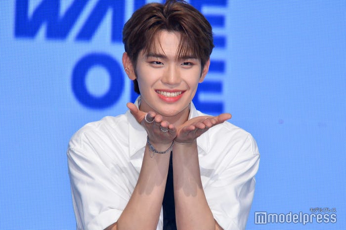 投げキッスを飛ばすキム・テレ(C)モデルプレス