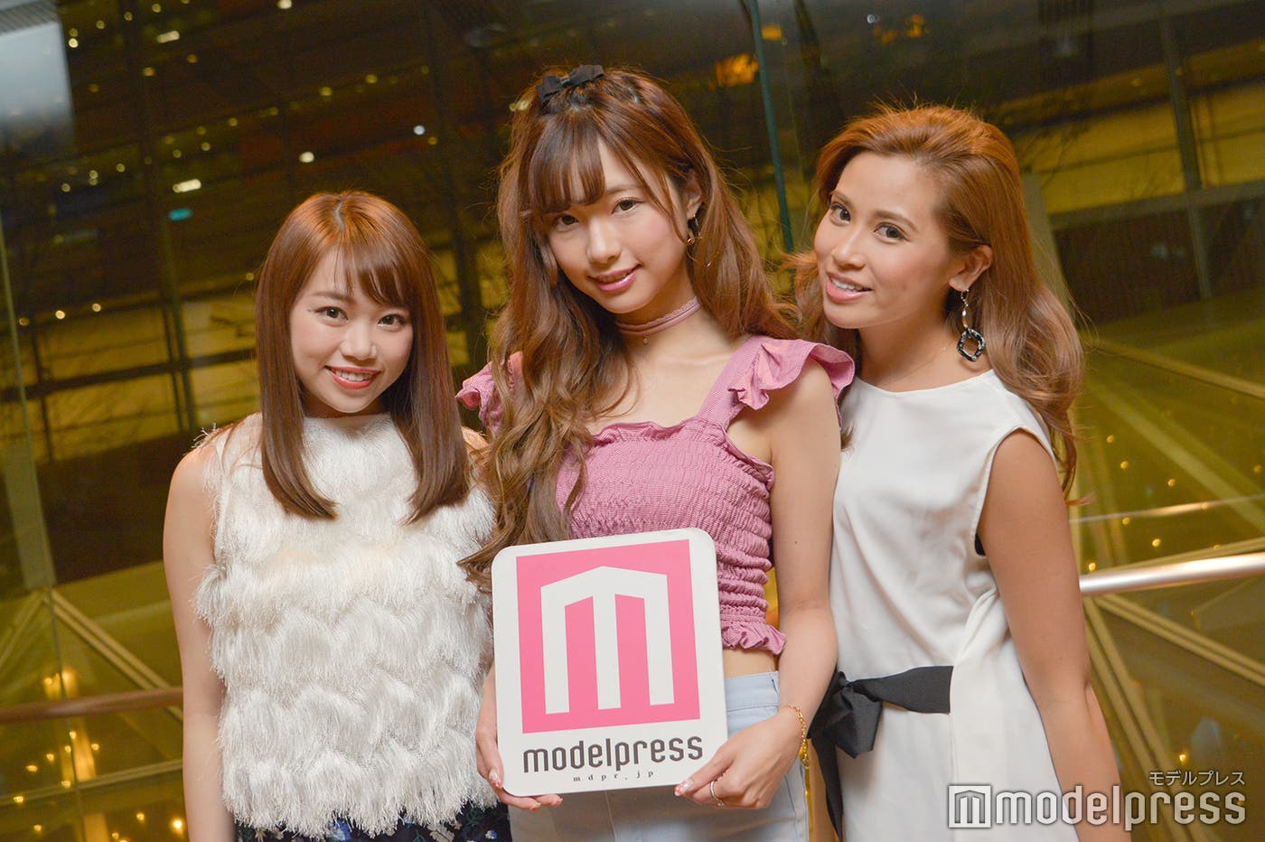 (左から)瀬賀しおりさん、前川彩花さん、迫田里奈さん(C)モデルプレス