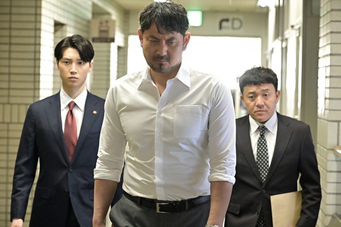 絃瀬聡一、藤本隆宏、斉藤優「クジャクのダンス、誰が見た?」(C)TBS