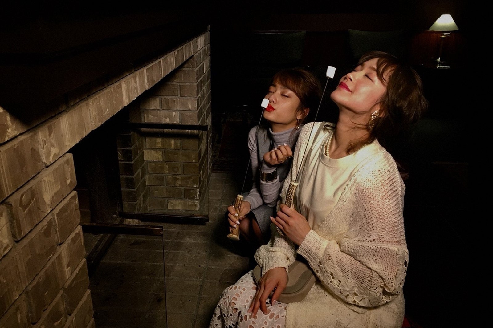 （左から）谷まりあ、野崎萌香（C）TBS