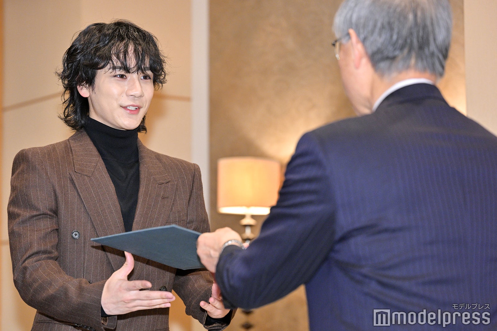 委嘱状を渡される豆原一成（C）モデルプレス