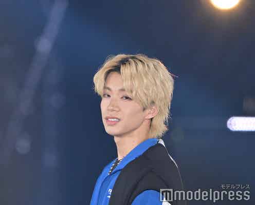 森愁斗、ブラックアイメイクでクールに 不意打ち微笑みに視線集中<GirlsAward 2023 A/W>