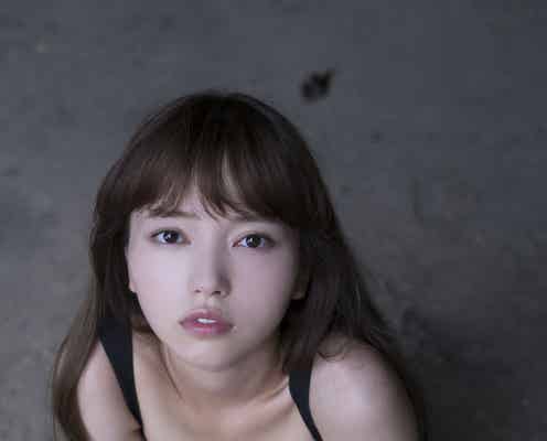 歌手×グラビアの“新女神”小室さやか、セクシー&キュートに美ボディ披露