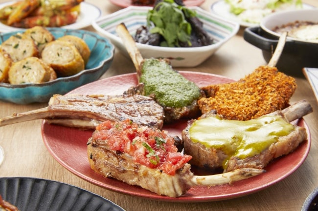 フライングクロスチョップ／画像提供：ゴートダイニング