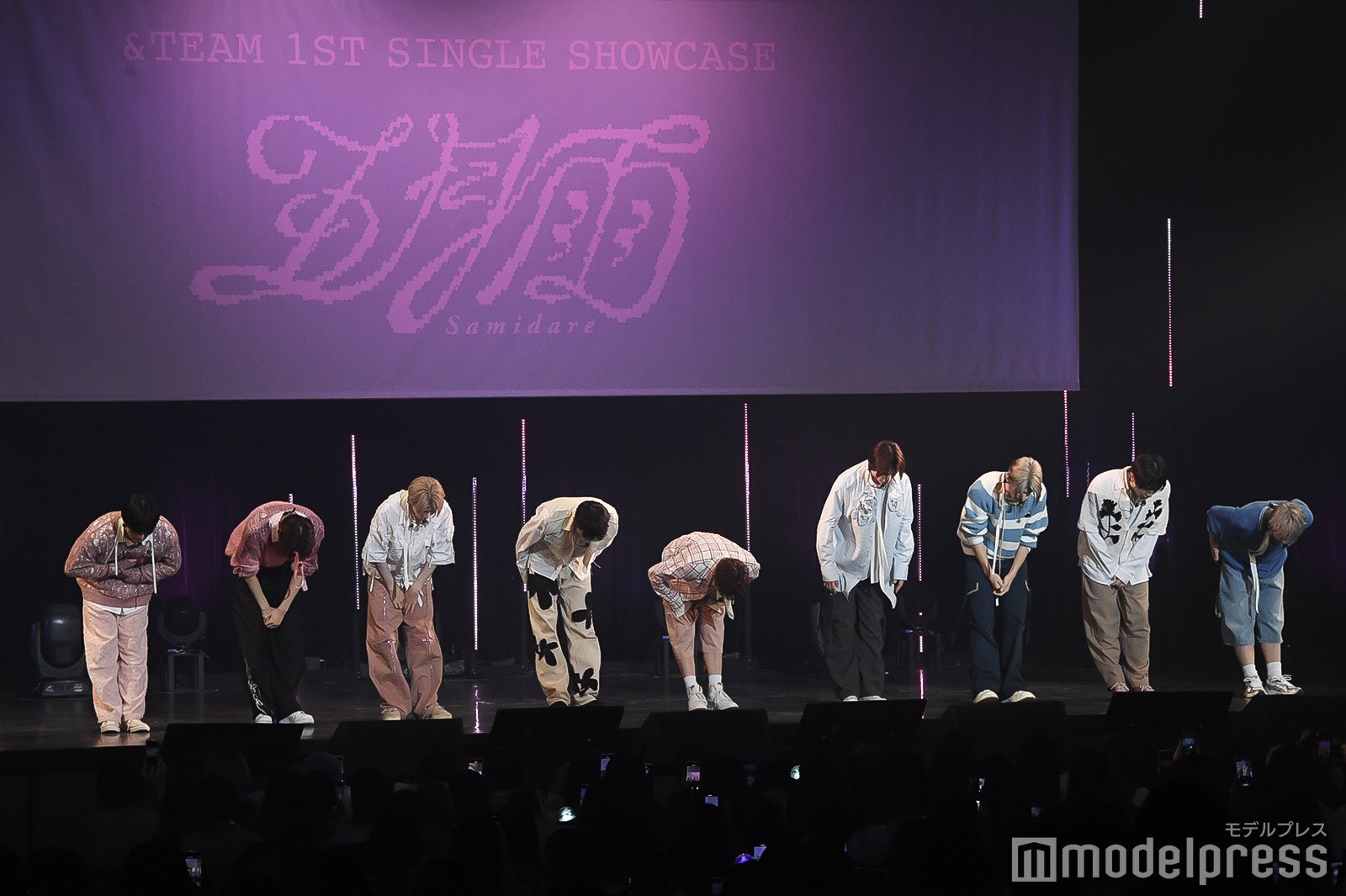 ファンへ挨拶する&TEAM（C）モデルプレス