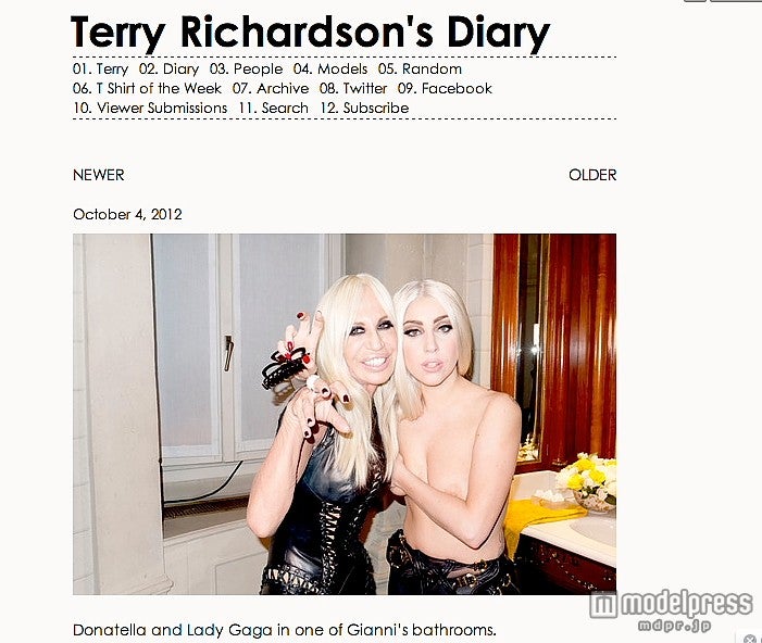 レディー・ガガ、腕ブラポロリでドナテラ・ヴェルサーチとポーズ