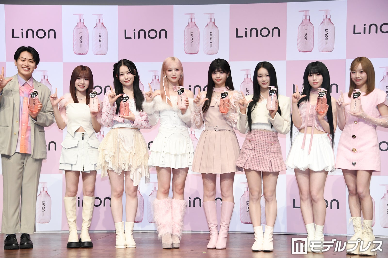 池田直人、ME:I（左から）TSUZUMI、MOMONA、SUZU、RINON、MIU、AYANE、KEIKO（C）モデルプレス
