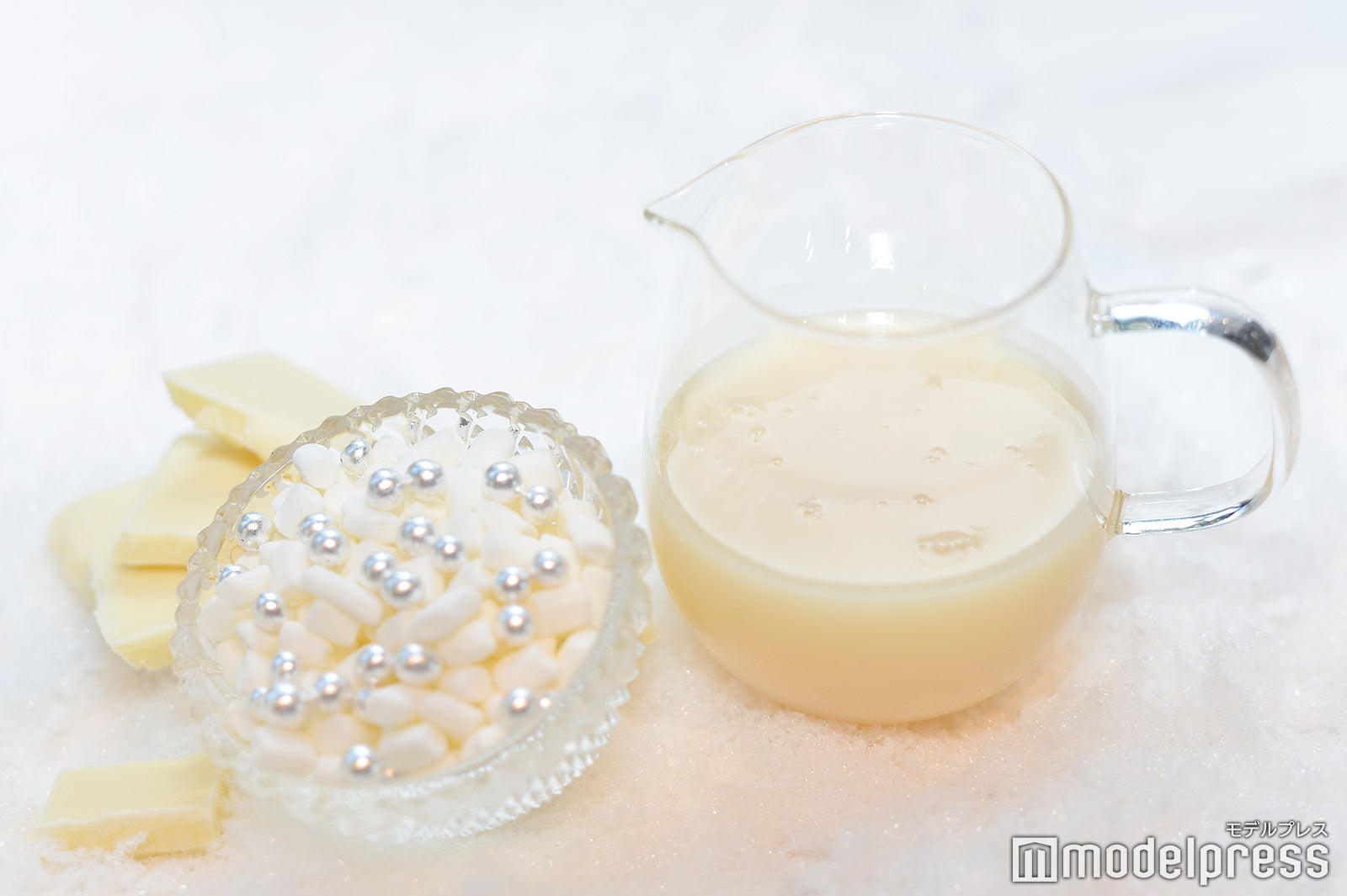 ホワイトチョコレートソース・シルバートッピング・マシュマロ （C）モデルプレス