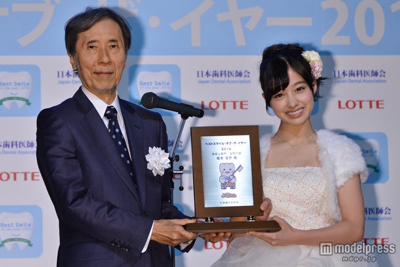 『ベストスマイル・オブ・ザ・イヤー 2014』を受賞した橋本環奈（右）