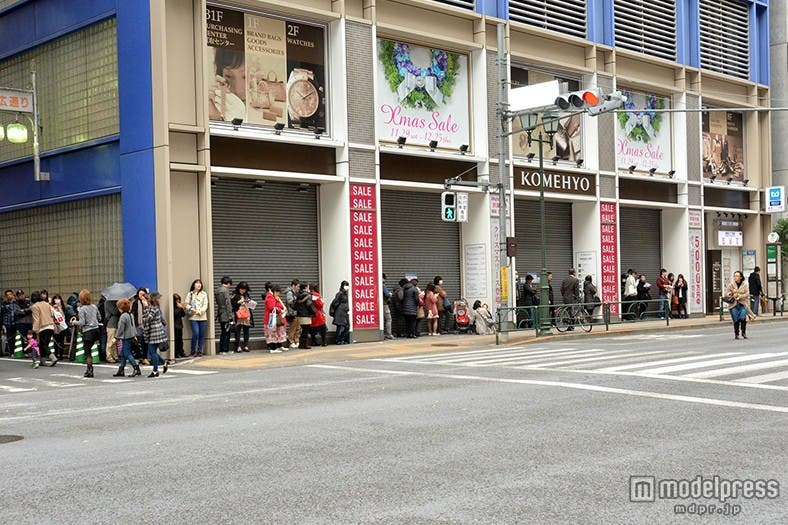 長蛇の列を成した「KOMEHYO」新宿SALE初日