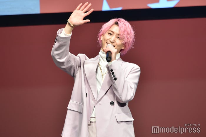 ラベンダースーツ&ピンクヘアのコーディネートで登場した佐久間大介(C)モデルプレス