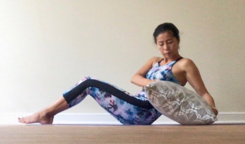息を吐きながら両手で持っているクッションを斜め後方の床にタッチします。