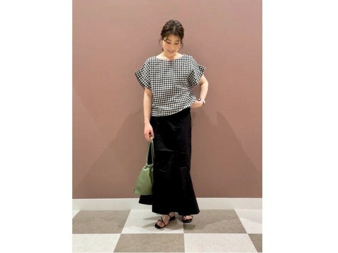 黒白のギンガムチェックブラウスはリネン素材で夏にぴったり　出典：WEAR