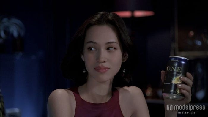 魅惑的な表情を浮かべる水原希子