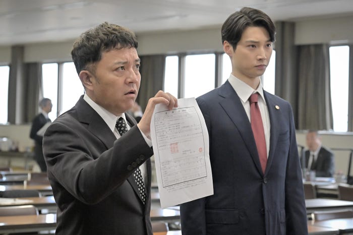 斉藤優、絃瀬聡一「クジャクのダンス、誰が見た?」(C)TBS
