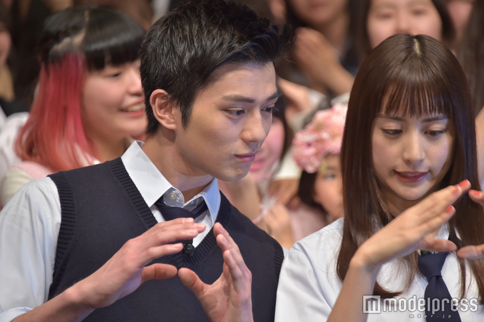 真剣佑、山本美月 （C）モデルプレス