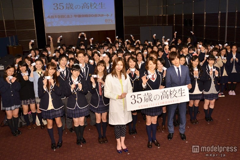 新女子高生100人との記念撮影（中央左から）片瀬那奈、米倉涼子、溝端淳平