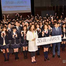新女子高生100人との記念撮影（中央左から）片瀬那奈、米倉涼子、溝端淳平