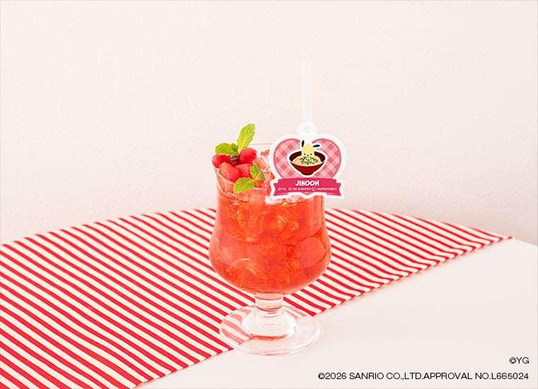 ストロベリーアイスティー　税込990円（C）2026 SANRIO CO., LTD. APPROVAL NO. L665024 （C）YG. All rights reserved.