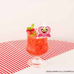 ストロベリーアイスティー 税込990円(C)2026 SANRIO CO., LTD. APPROVAL NO. L665024 (C)YG. All rights reserved.
