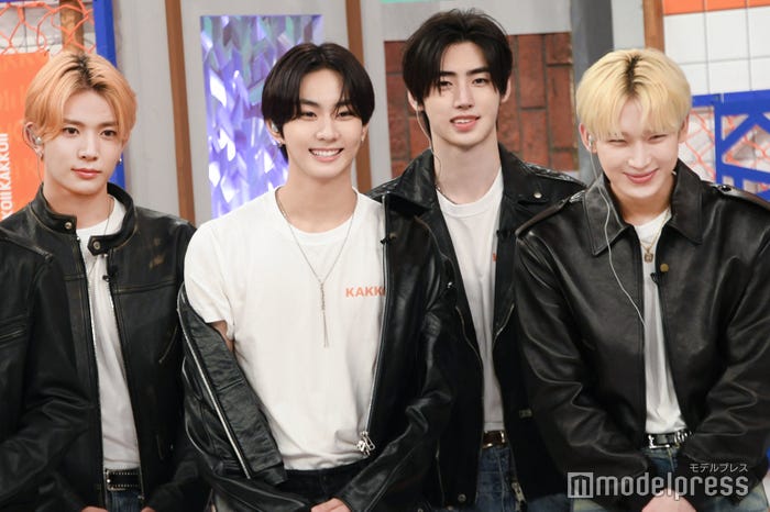 VTRに夢中のHEESEUNG(ヒスン)、JUNGWON(ジョンウォン)、SUNGHOON(ソンフン)、SUNOO(ソヌ)(C)モデルプレス