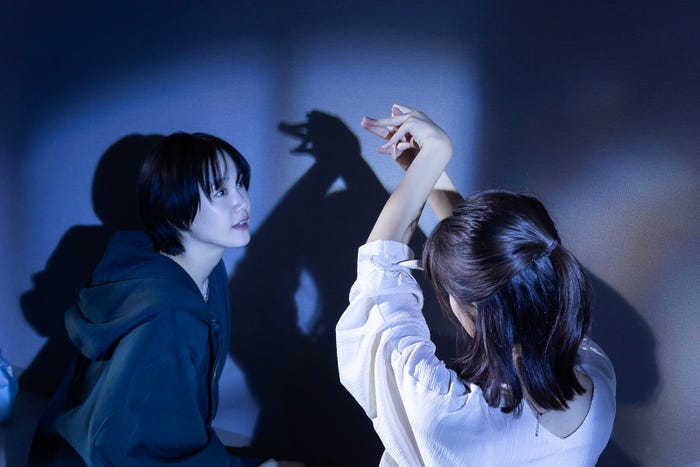 尾碕真花、工藤美桜「コールミー・バイ・ノーネーム」オフショット(提供写真)