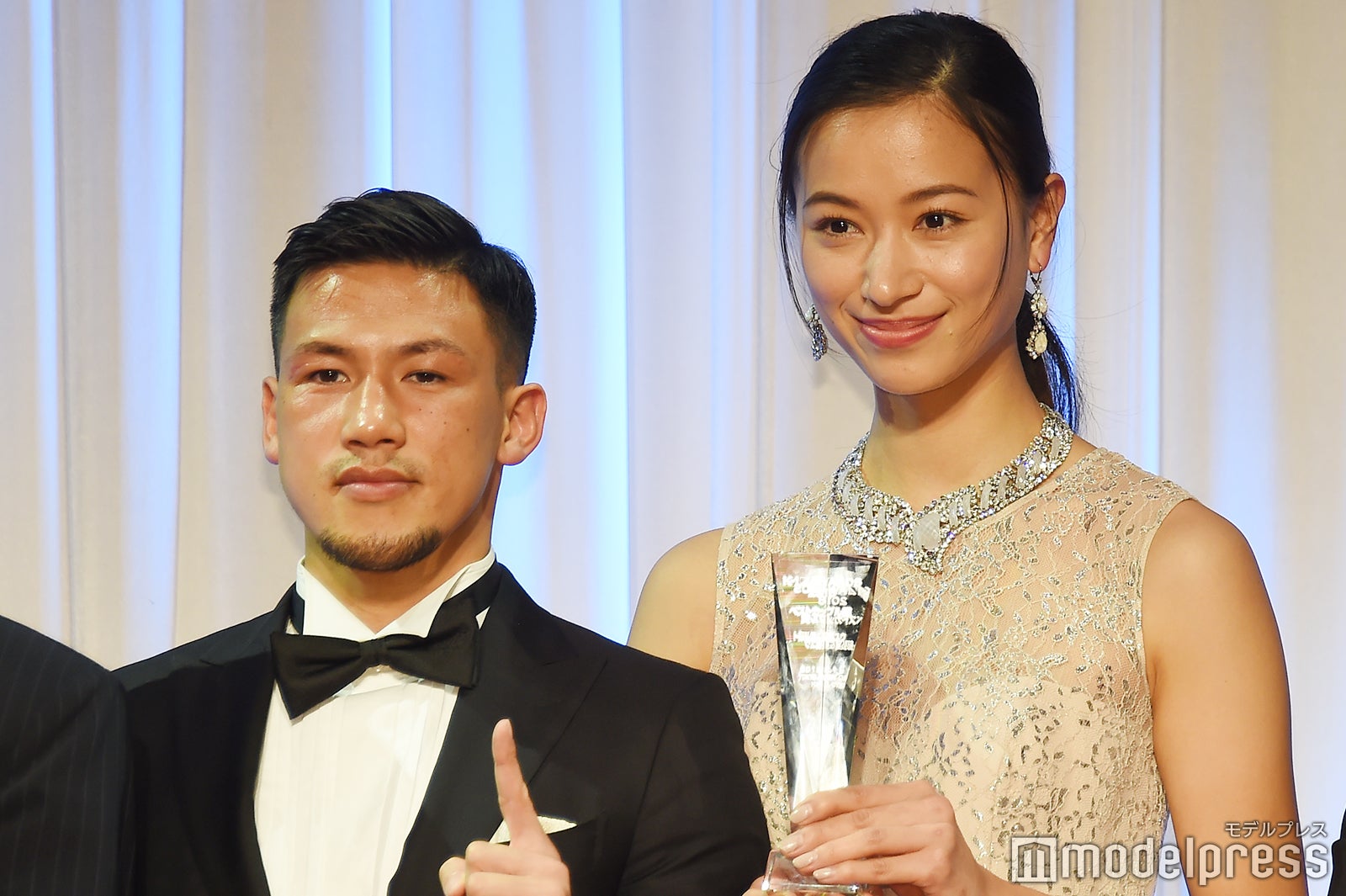 高橋ユウ＆K-1卜部弘嵩選手、ベストカップル賞受賞も姉・メアリージュンが代理で登壇