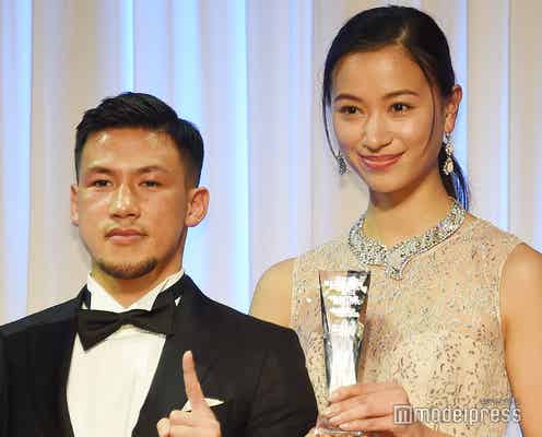 高橋ユウ&K-1卜部弘嵩選手、ベストカップル賞受賞も姉・メアリージュンが代理で登壇