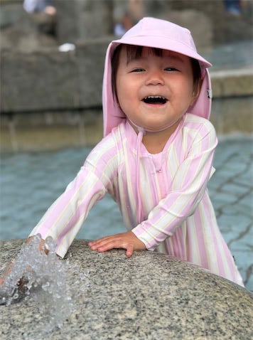 山本圭壱、愛娘・にこりちゃんの‟初水遊び”を激写「イクメンですね」「本当に子煩悩ですね」