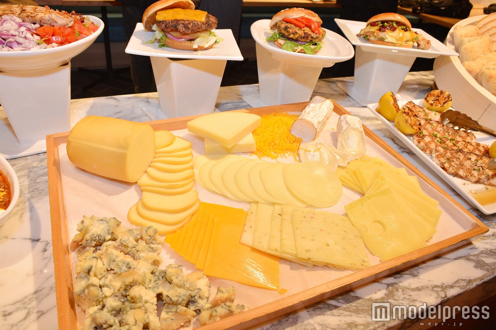 パセリやディルなど数種類のハーブを練り込んだチーズ（C）モデルプレス