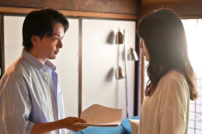 中村倫也、川口春奈(C)テレビ朝日