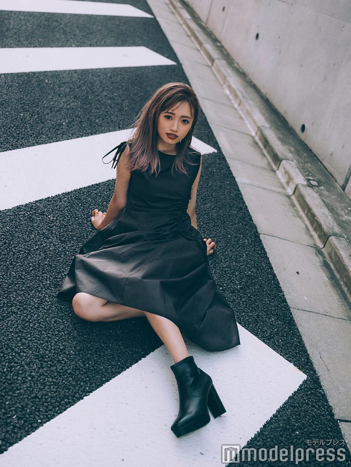 中井りか/ワンピース:REDYAZEL/ブーツ:RANDA/リング:共にmasae/(C)モデルプレス