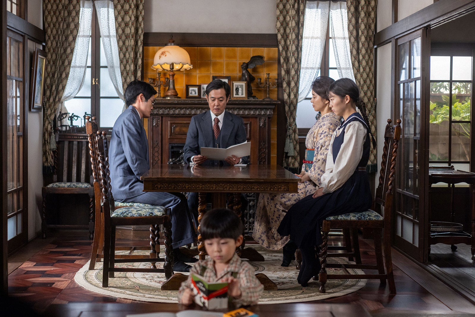 上川周作、岡部たかし、石田ゆり子、伊藤沙莉「虎に翼」第1話（C）NHK