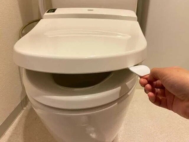 ダイソーの素手で触らないトイレシートハンドル