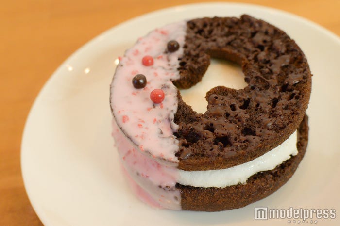 分厚いマシュマロをイン(C)モデルプレス