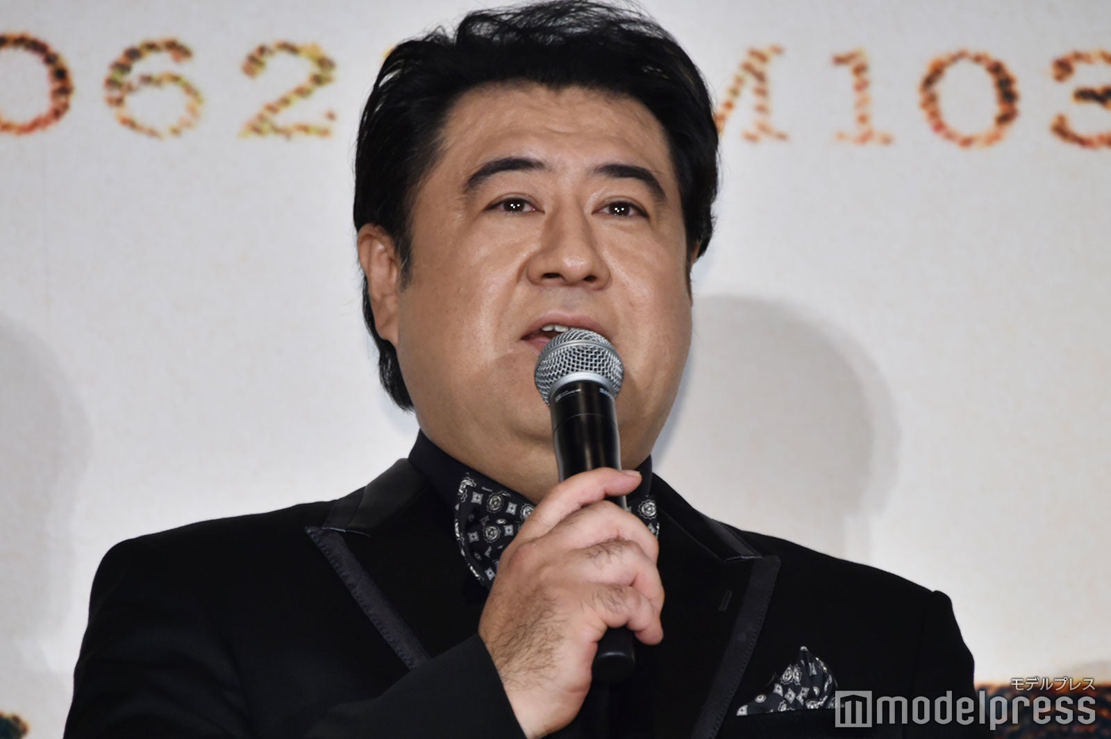 財政難を語る小手伸也（C）モデルプレス