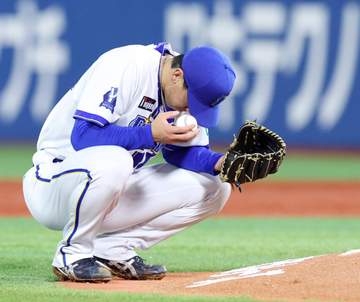 DeNA 牧秀悟と筒香嘉智が座り込んだ先発・尾形崇斗の背中をポンッ 失策からピンチ招いて降板→野手の思いを代弁してねぎらうシーン