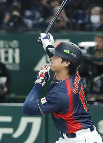 大谷翔平が先制グランドスラム！右手一本で東京ドームのスタンドにたたき込む確信弾！北山の前でにっこりお茶たてポーズ 試合前に異例のフリー打撃が奏功