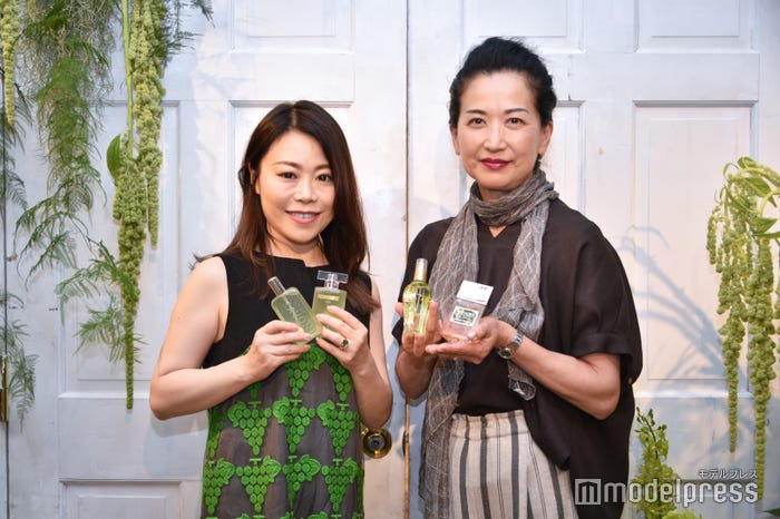 (左から)MAHO氏、冨永純子氏(C)モデルプレス