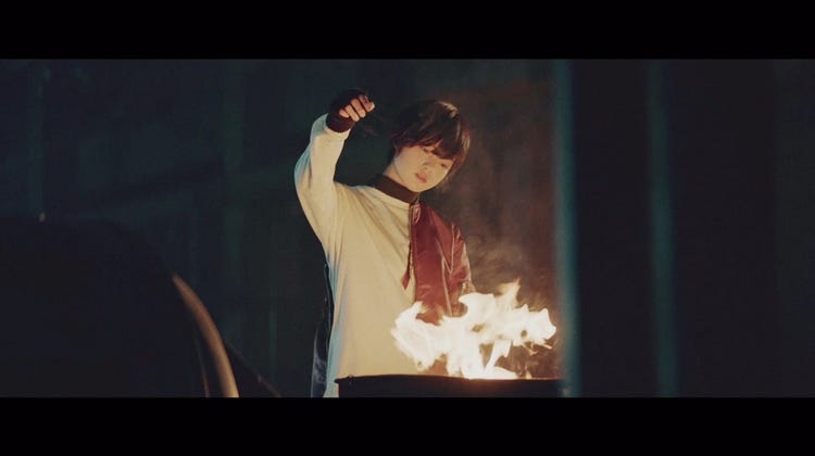 欅坂46平手友梨奈 ギプスを剥ぎ取り燃やす 早くも各所で話題に ガラスを割れ モデルプレス