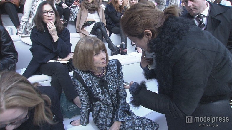 ファッション界の重鎮に取材をする平山あや（C）ＮＨＫ