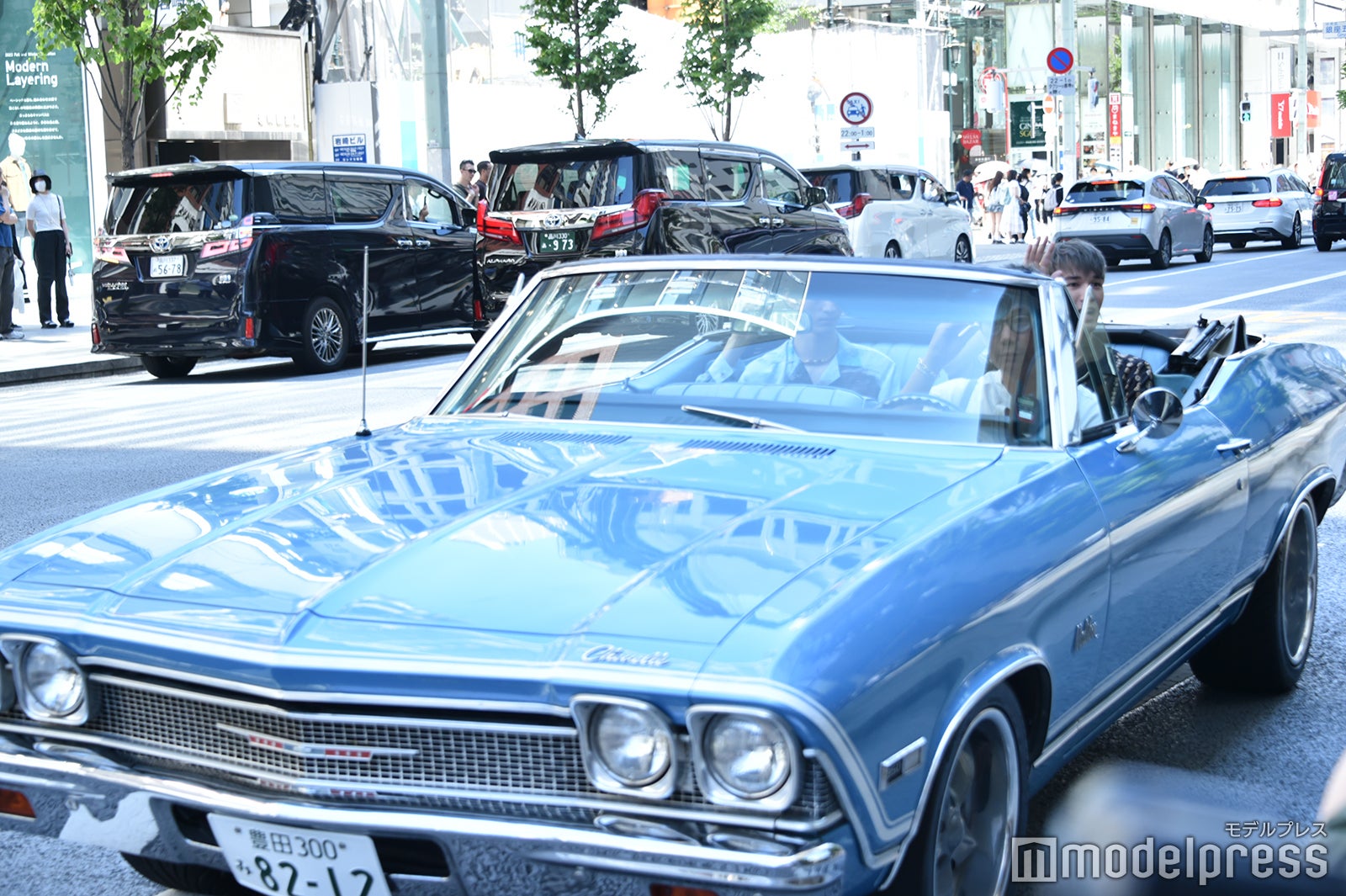 オープンカーから顔を覗かせるジェシー（C）モデルプレス