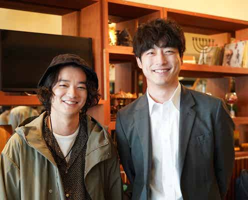 坂口健太郎、染谷将太と笑顔で主演ドラマ「CODE―願いの代償―」クランクイン「凄く楽しみにしていた」