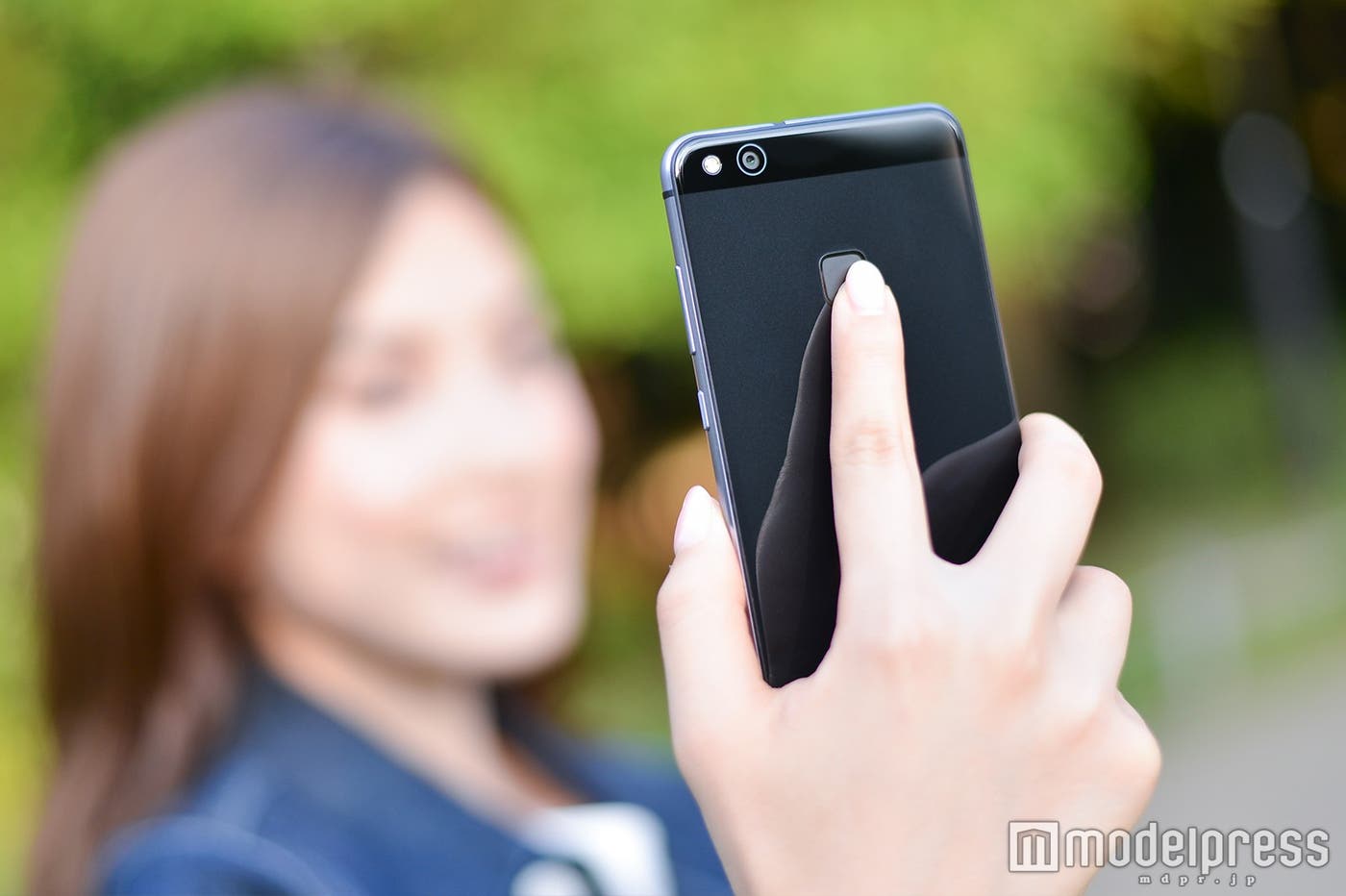 背面の指紋認証でシャッターを押すことも(C)モデルプレス